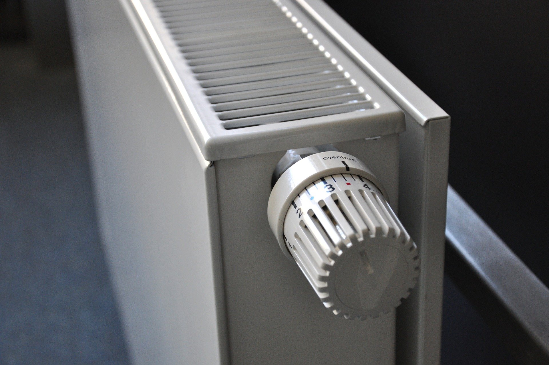 focus sur le thermostat d'un radiateur