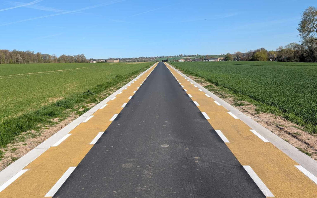Une chaussée à voie centrale rue de Spy : un aménagement pour partager la route