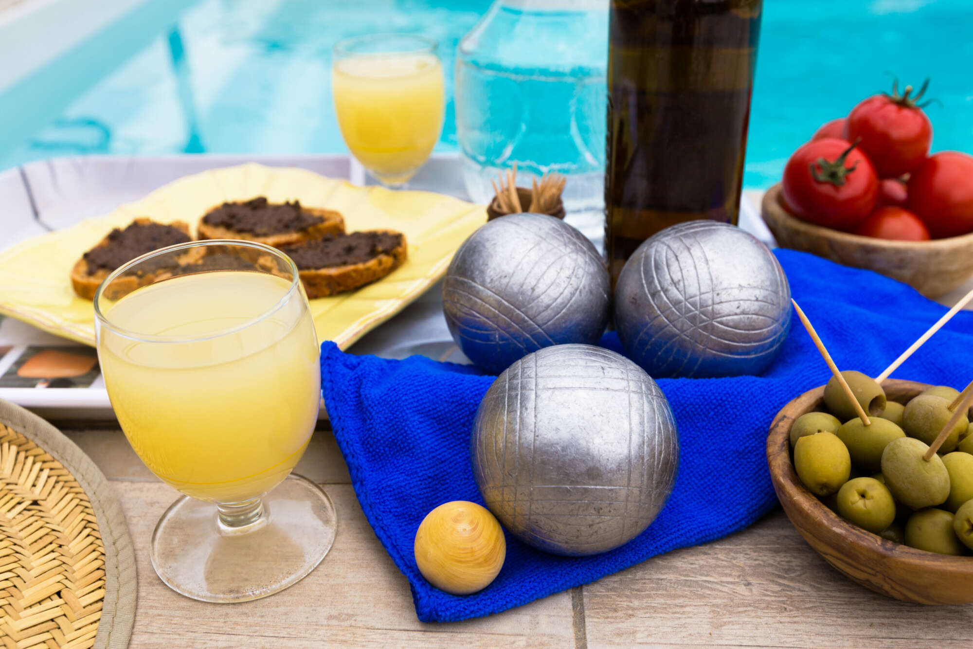 boules de pétanque et apéritif